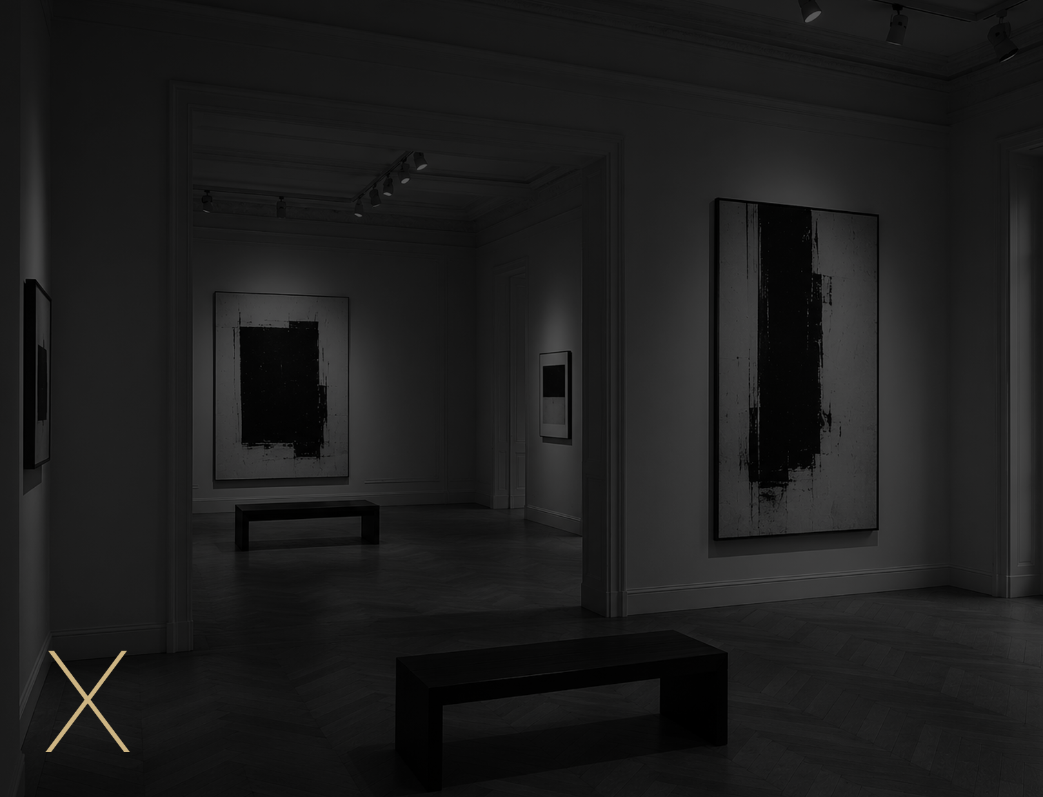 Salle de galerie d'art dans la pénombre, grandes toiles abstraites éclairées
