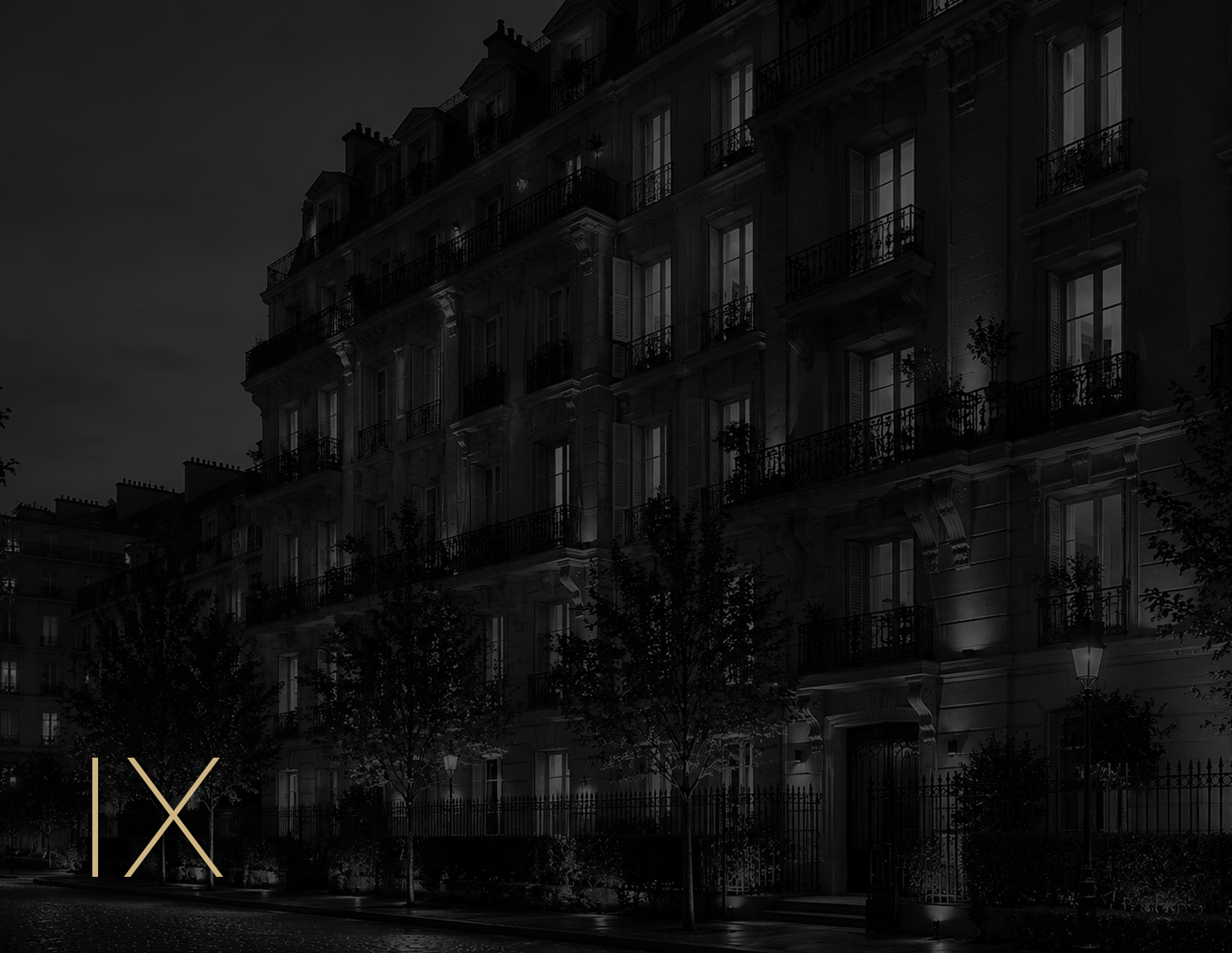 Rue haussmannienne la nuit, façades éclairées et fenêtres allumées